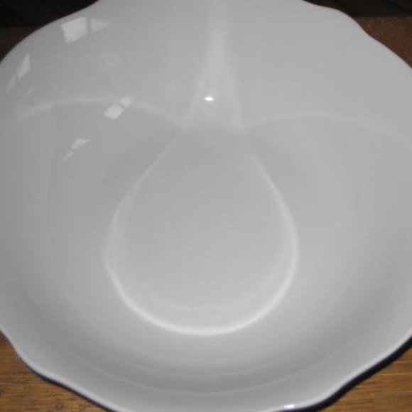 NEW Bonjour 9" Porcelain Serving Bowl Dinnerware Yuletide Garland Red White - Picture 8 of 8